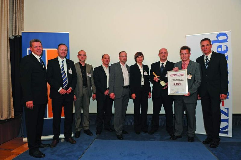 3. Platz (v.li.): Hans-Heiner Lüdemann, BDK, Peter  Lorenzen, Autoscout 24, die Mothor-Mannschaft Daniel Priebs, Stefan Ritz, Erik Markwart, Nicole Schlägel, Lars Thormann und Frank Motejat sowie Wolfgang Michel, »kfz-betrieb«. (Archiv: Vogel Business Media)