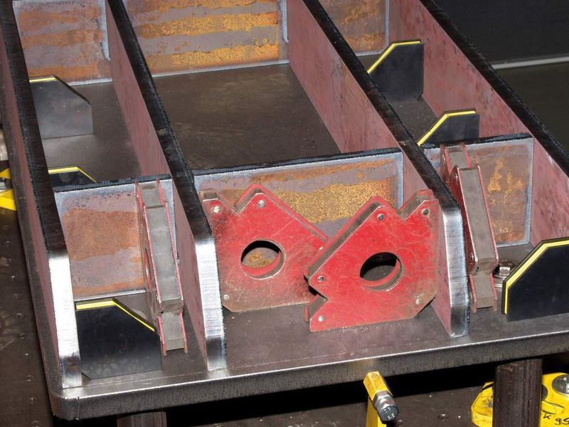 Vor dem Schweißen werden die bis zu 30 mm dicken Stahlblechzuschnitte genau mit Magnethaltern auf dem Werkstück-Positionierer fixiert.  Bild: Cloos (Archiv: Vogel Business Media)