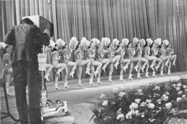 Das 1935 in Deutschland eröffnete Fernsehen wurde erst nach dem Krieg zu einem Massenmedium. Während des Krieges produzierte das Fernsehen vor allem Programm für die Lazarette, hier eine Darbietung der ”Scala-Girls” im Kuppelsaal des Reichssportfeldes am 12.12.1941. (DRA)