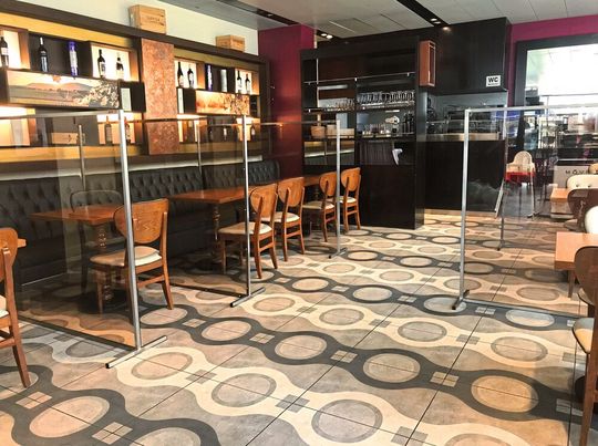 PMF System propose aussi de larges parois de séparations pour les restaurants et autres lieux publiques. PMF System propose aussi de larges parois de séparations pour les restaurants et autres lieux publiques.