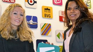 Personalleiterin Bettina Malosczyk (llinks im Bild) und Projektteilnehmerin Kavitha Karuppana, die sich über einen gelungenen Wiedereinstieg freut. (BNW)