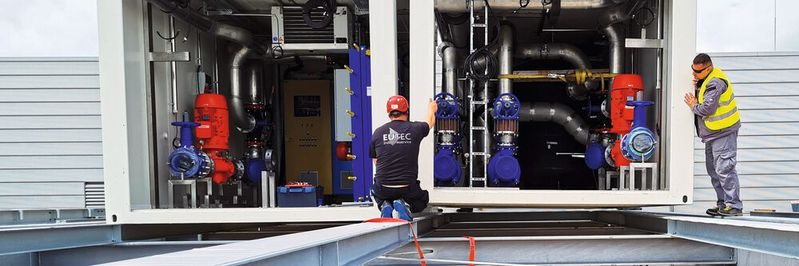 Geht aufs Haus: Im Container vormontiert wird die neue Kältezentrale auf das Hallendach gehoben. Geht aufs Haus: Im Container vormontiert wird die neue Kältezentrale auf das Hallendach gehoben.