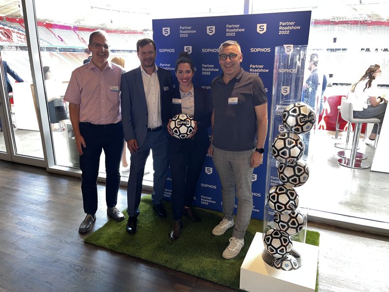 Wer kann den Ball mit dem Zeigefinger balancieren, (v. l.) Thomas Kecskesi, datto, Andreas Diehl, Sophos, Christiane Waberer und Ralf Stöhr, datto? (IT-BUSINESS)