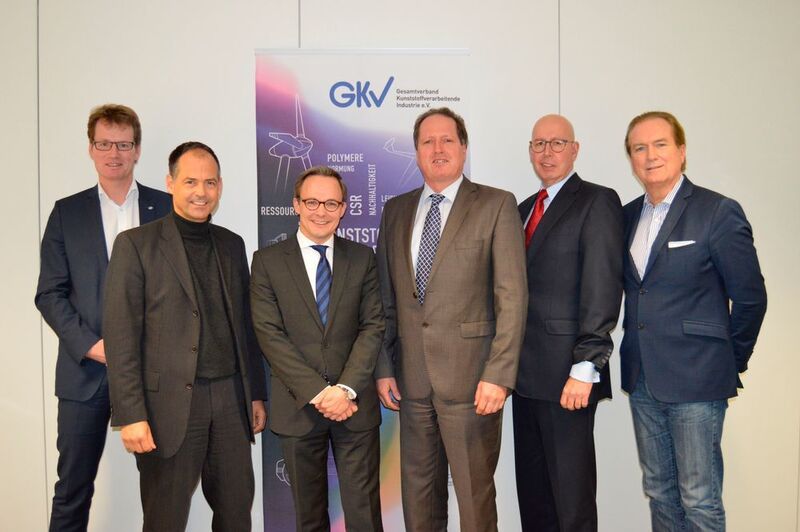 Hier freuen sich alle Protagonisten respektive Geschäftsführer des GKV und seiner Trägerverbände, die beim Beitritt des FSK zugegen waren (wieder von links: Dr. Elmar Witten (AVK), Michael Weigelt (Tecpart), Dr. Oliver Möllenstädt (GKV), Klaus Junginger (FSK), Ralf Olsen (pro-K), Ulf Kelterborn (IK). (GKV/FSK)