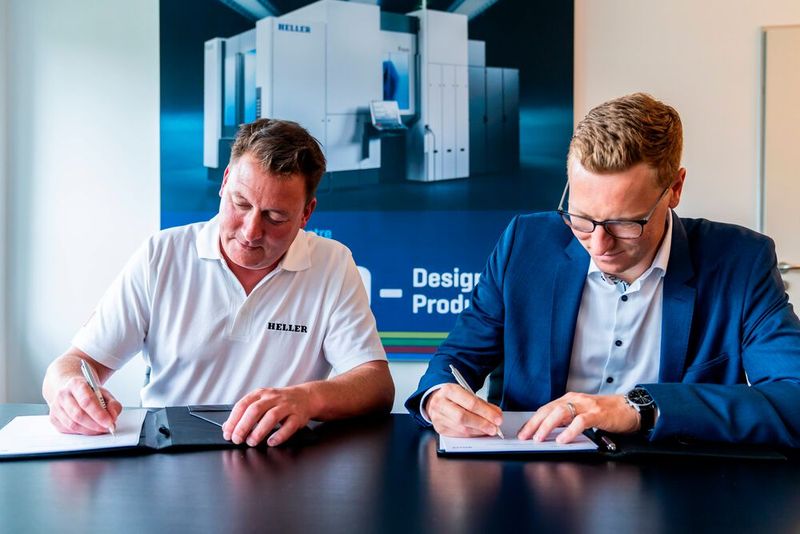 Heller CEO Dr. Thorsten Schmidt und Walter President Christoph Geigges unterzeichnen die Vereinbarung zur Technologie- und Entwicklungspartnerschaft. (Bild: Heller)