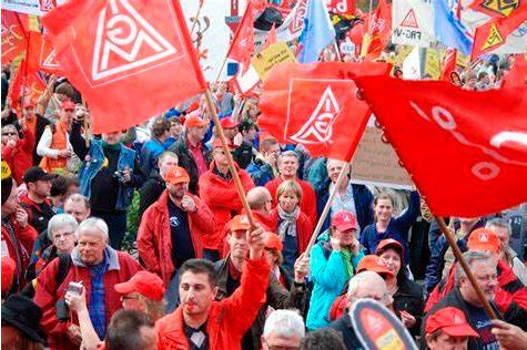 Der Freitag war in einigen deutschen Städten geprägt von Demonstrationen. Auf der Straße forderten Arbeitnehmer eine Deckelung des Strompreises für energieintensive Unternehmen. Käme das nicht, drohten Jobverluste und noch mehr ...(Bild:  IG Metall)