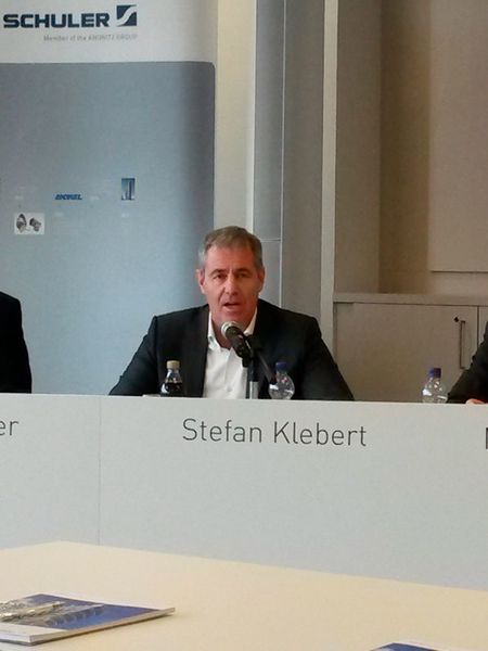 „Das neue Produktionskonzept hat 2017 bereits Früchte getragen. Die Konzentration der deutschen Produktion hat im vergangenen Jahr Einsparungen und Effizienzgewinne von etwa 30 bis 35 Mio. Euro gebracht. Damit liegt die Umsetzung des neuen Produktionskonzepts deutlich über Plan“, erklärt Schuler-Vorstandsvorsitzender Stefan Klebert. (Finus / Vogel)