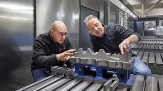 Partnerschaft auf Augenhöhe! Wenn Probleme anstehen, löst Concad-Geschäftsführer Klaus Schwab (rechts) sie schnell. Und zwar mit Starrag-Experten, wie Dennis Hamm, vom Application Engineering. Hier inmitten der 15-Meter-Fogs HD. (Bild: R. Baumgarten / Starrag)