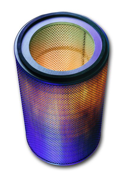 Die Filterpatrone kann man als „echten“ Oberflächenfilter bezeichnen, da das Netz aus Nanofasern ein Eindringen des Staubes in das Filtersubstrat verhindert und die kontraproduktive Tiefenfiltration hemmt.  (Bild: UAS)