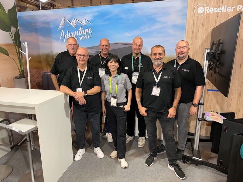 Findet den Fehler! Welches Urgestein hat sich hier bei dem 2Direct Team reingeschmuggelt? (Bild: Vogel IT- Medien )