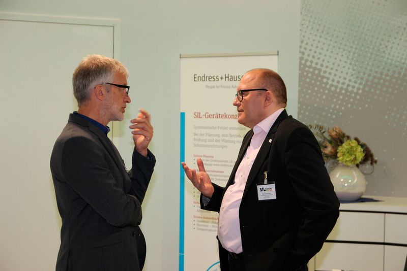 Thomas Fritz, Endress+Hauser, im Gespräch mit einem Teilnehmer (Kempf / PROCESS)