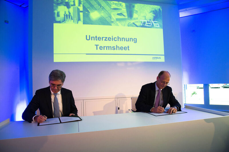 Siemens-Chef Joe Kaeser (links) und Airbus-CEO Tom Enders haben am 7.April in Ottobrunn bei München eine entsprechende Kooperationsvereinbarung unterzeichnet. Das Ziel: bis zum Jahr 2020 die technische Machbarkeit verschiedener hybrid-elektrischer Antriebssysteme nachzuweisen. (Siemens)