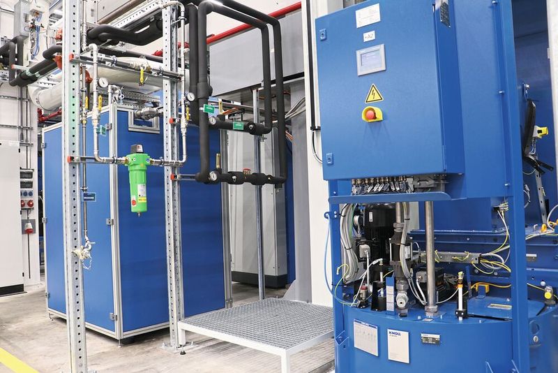 Alle Dreh- und Fräsmaschinen des neuen MTU-Fertigungssystems sind mit einer Druckerhöhungs- (links) und einer Rückpumpstation mit Zerkleinerer (rechts) jeweils von Knoll Maschinenbau ausgestattet.  (Bild: Knoll)