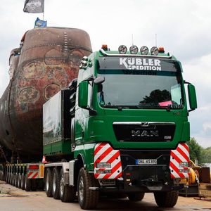 Der gesamte Transport war ein heikles Unterfangen. Schließlich galt es den ungewöhnlichen Schwertransport nicht nur unter tiefen Brücken hindurch, sondern auch durch engste Straßen des malerischen Kraichgaus zu bugsieren. Zu den kniffligsten Momenten gehörte das mehrmalige Drehen des Bootes auf dem Ponton. Auf dem Wasser musste die Crew nicht nur das Boot, sondern auch das Ponton im Gleichgewicht halten. Eine besondere Herausforderung war das Abfahren vom Ponton in Haßmersheim, als U17 an Land ging. Auch hier musste der Ponton ständig neu ausbalanciert werden, um die sich verändernde Last auszugleichen.(Bild:  Auto - Technik - Museum e.V.)