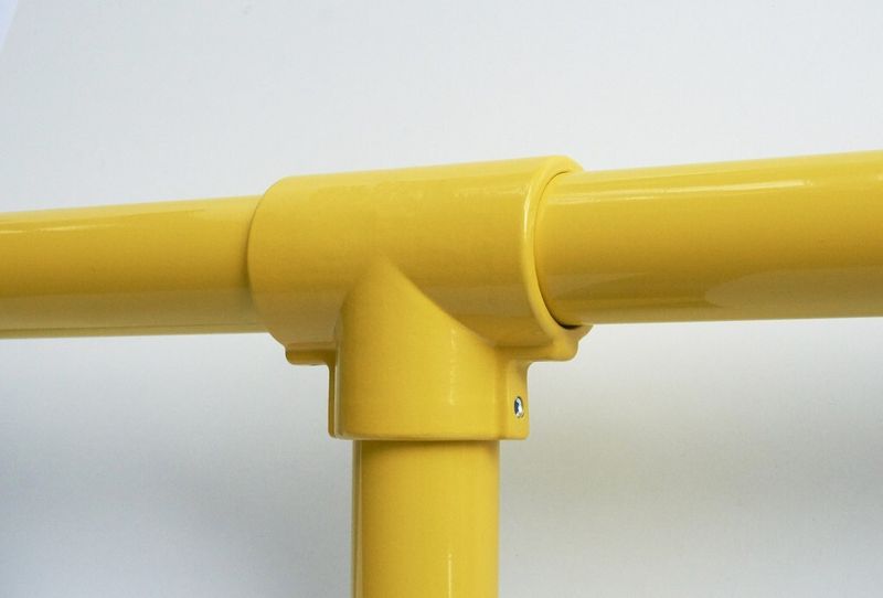 Bei den einschaligen, geschlossenen Rohrverbindern von Brinck wird das Rohr in den Verbinder hinein geschoben, beziehungsweise gesteckt und mit Senkschrauben sicher befestigt. (Bild: Brinck)