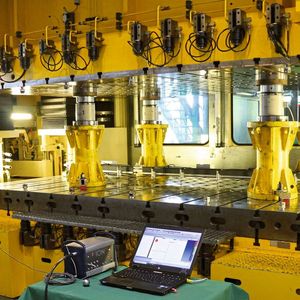 Hydraulische Presse mit vier Belastungssäulen, Kraftmesseinrichtung, taktilem Messbalken und laser-optischem Koordinatenmess­system.(Bild:  Fraunhofer-IWU)