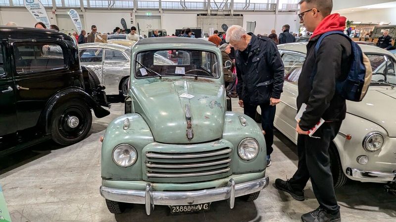 Hierzulande ebenfalls kaum zu sehen: ein Fiat 500 C mit moderner Front. (Bild: Dominsky )