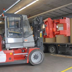 Kalmar ECF 80-12,5 mit Drehkippklammer von Auramo Typ RA520 NE.