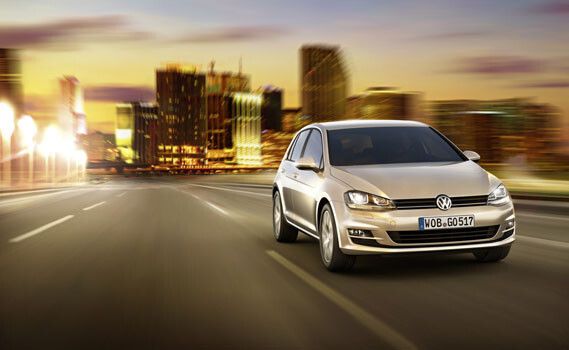 Der Lenkroboter darf bis jetzt nur auf gesicherten, menschenleeren Testgeländen fahren. (VW)