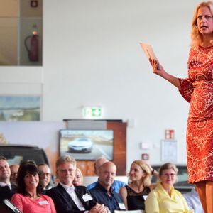 Das Eröffnungs-Event: Mit etwas Stand-Up zum Einstieg hing das Publikum Barbara Schöneberger sofort an den Lippen.(Bild:  Rehberg / »kfz-betrieb«)