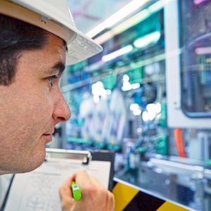 Bild 5: Inspektion an einer Maschine.(Bild:  Phoenix Contact)