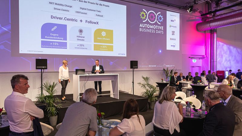 Ex-Autohändlerin Kristina Neff arbeitet jetzt für NTT Data, wo sie Softwaresysteme für den Aftermarket entwickelt. Zusammen mit ihrem Kollegen Rainer Schneider stellte sie dem Publikum des Impulscafés die Produkte Driver.Centric und Follow X vor. (Bild: Stefan Bausewein)