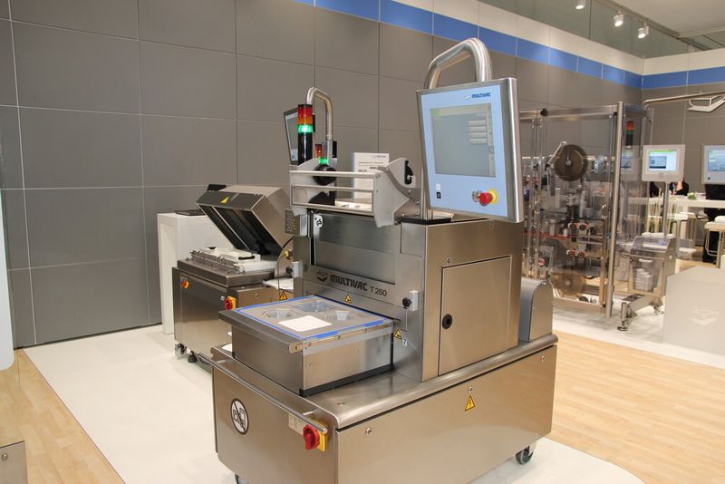 Der Traysealer T 260 von Multivac ist ein Verpackungssystem speziell für die Medizin- und Pharmabranche. Hauptanwendungsgebiete sind Produkte, die in kleineren Losgrößen verpackt werden. Außerdem ist der T 260 für das Verpacken von Produkten unter modifizierter Atmosphäre mit kontrolliertem Sauerstoffgehalt geeignet. (Bild: Finus)