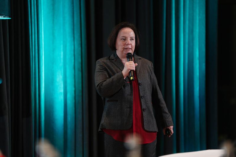 Auch Dr. Monika Walter, Leitung IT am Klinikum Bielefeld, sprach in ihrer Keynote zum Thema Cyber-Resilienz und die Herausforderungen durch die Öffnung der Systeme aufgrund digitaler Prozesse. (Bild: Manuel Emme)