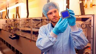 Dr. Andreas Distler (ZAE Bayern) mit dem organischen Rekord-Solarmodul in der Solarfabrik der Zukunft neben der Pilotlinie für Dünnschicht-Photovoltaik. (Kurt Fuchs/ ZAE)