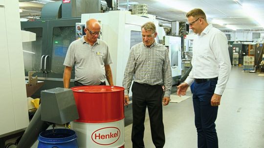 Technische Experten von Henkel bieten einen engen Kunden-Support, um sicherzustellen, dass die Produkte optimal in die Fertigungsprozesse integriert werden. Von links: Thorsten Oster (Realtec GmbH), Martin Desinger (Henkel AG & Co. KGaA) und Christian Frenner (team energie GmbH & Co. KG).(Bild:  Henkel)