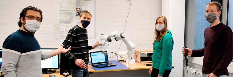Der Cobot Cora soll in Zukunft ein festes Teammitglied im Bereich der industriellen Produktion werden. (Bild:  Technische Universität Clausthal)