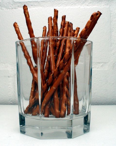 Platz 9: Salzgebäck/-stangen/-brezeln/Kräcker (13,4 Prozent )Ob als Partyknabberei oder abends vor dem Fernseher.      Weitere interessante Beiträge rund um das Thema Süßigkeiten & Ernährung:    - Dossier Übergewicht & Ernährung      - Woher kommt der Schmelz der Schokolade?      - Unnachahmliche Süße: über die Schwierigkeit vom Zucker zu lassen     (Bild: ChrisHH - Eigenes Werk, CC BY-SA 3.0 via Wikimedia Commons, https://de.wikipedia.org/wiki/Salzstange#/media/File:Salzstangen.jpg) (Bild: ChrisHH)