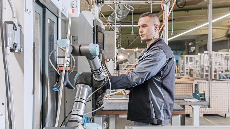 Insgesamt sind bei Junior Kühlkörper mehr als 40 Cobots aus der E-Serie und der neuen Generation von Universal Robots im produktiven Einsatz.(Bild:  Junior Kühlkörper)