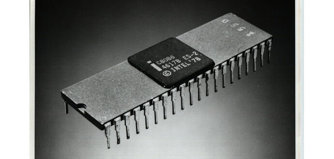 Der Intel 8086 erschien am 8. Juni 1978 auf dem Markt. Er war einer der ersten erhältlichen 16-Bit-Prozessoren – und war der erste in einer Reihe von vorwärtskompatiblen Chips, die dieselbe Architektur verwenden würden. Bis heute erscheinen Prozessoren, deren Befehlssatzarchitektur grundsätzlich mit der des Ur-x86 kompatibel ist - ob nun auf dem Desktop-, Server-, Industrie-PC- oder Embedded-Markt.