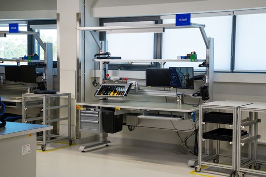 Der Item Systembaukasten umfasst mehr als 4.500 Komponenten für Anwendungen unterschiedlicher Branchen, wie hier ein kundenspezifisch gestalteter Arbeitsplatz.(Bild:  Item)