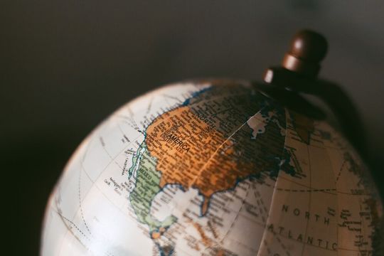 Für eine qualitativ hochwertige Lokalisierung ist neben dem Übertragen der Worte aus der Ausgangs- in die Zielsprache eine Analyse des Originals erforderlich. Das können Übersetzungsbüros oder gar Online-Translator kaum leisten. Für eine qualitativ hochwertige Lokalisierung ist neben dem Übertragen der Worte aus der Ausgangs- in die Zielsprache eine Analyse des Originals erforderlich. Das können Übersetzungsbüros oder gar Online-Translator kaum leisten.