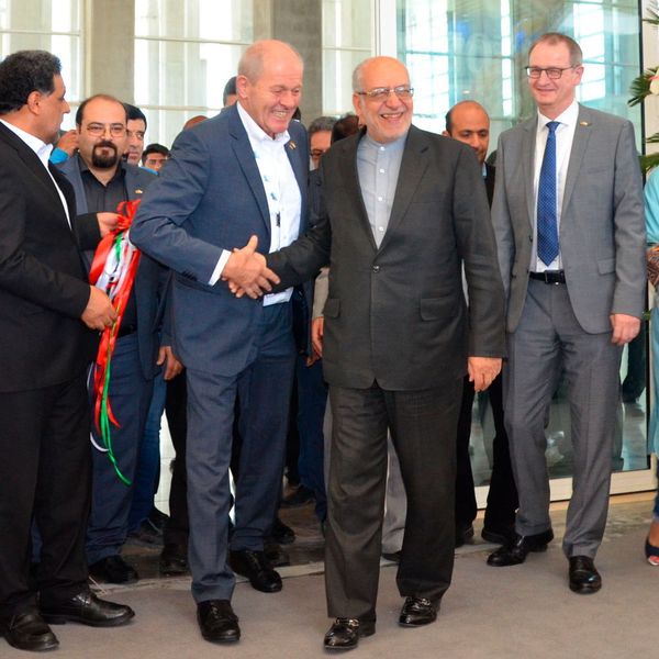 Der iranische Industrie-Minister, Mohammad Reza Nematzadeh (mitte), eröffnete am 23. Mai die AMB Iran. Gemeinsam mit Ulrich Kromer, Geschäftsführer der Messe Stuttgart, (l) und Dr. Wilfried Schäfer, Geschäftsführer des VDW durschnitt der Minister das symbolische rote Band und begrüßte persönlich internationale und iranische Aussteller. (Jablonski)