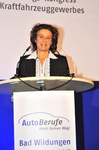 Uschi Winkler ehrte als Vertreterin von Hella Gutmann Solutions den Zweitplatzierten: ... (Foto: Schmidt)
