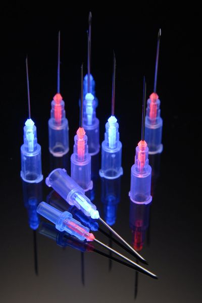 LED-härtender, fluoreszierender Klebstoff für Nadelverklebungen (Dymax Europe)