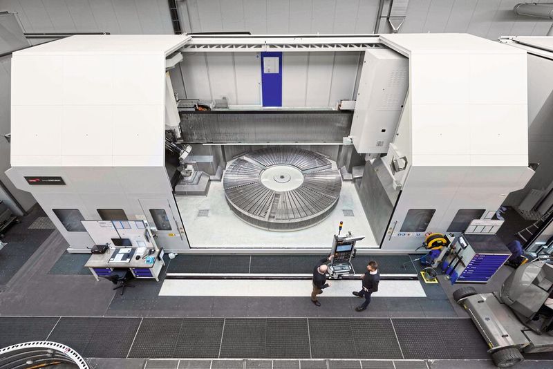 Hubert Erz, Senior Consultant Sales Renewables bei Starrag im Gespräch mit Henning Brinkhus, Betriebsleiter TB9: „Die neue Vertikal-Dreh-Schleifmaschine Dörries CONTUMAT passt zum aktuellen Trend zu immer größeren Windkraftanlagen und entsprechend größeren Wälzlagerringen.“ (Bild: Starrag/Ralf Baumgarten)