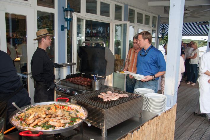 Ob frisch Gegrilltes oder spanische Paella: Das Hafenrestaurant „Ernest“ fuhr alles auf, was die Küche zu bieten hatte. (Aastra Deutschland GmbH)