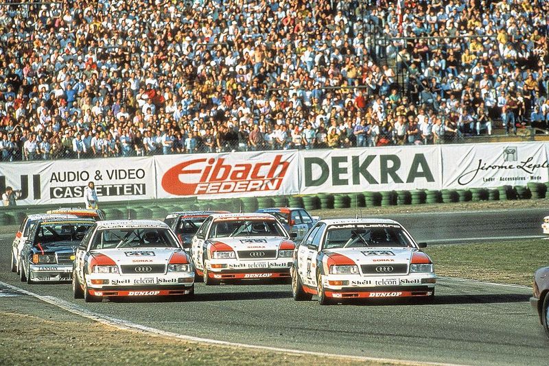 Den V8 quattro DTM setzte Audi von 1990 bis 1992 in der Deutschen Tourenwagen-Meisterschaft ein. Sein Acht-Zylinder-Motor mit 3,6 Litern Hubraum leistete zu Beginn rund 309 kW/420 PS, zum Schluss 340 kW/462 PS. Aufgrund einer angeblichen Regelwidrigkeit, was den Einsatz einer neuen Kurbelwelle betraf, stieg Audi 1992 aus der DTM aus. (Bild: Audi AG)
