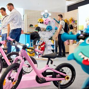Affenzahn stellt eigentlich Rucksäcke für Kinder her. Nun stellt sich das Unternehmen auch im Segment für Kinderfahrräder auf.(Bild:  Eurobike / Jean-Luc Valentin)