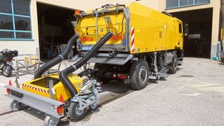 Schwerlast-Räder mit Luftreifen und Spurkranzräder von Blickle überzeugen an einem Schienenrillen-Reinigungsgerät unter anderem durch geringe Geräuschemissionen. (Blickle)