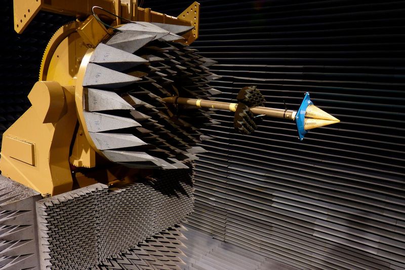 Die Entwicklung des DYQSA-Systems für eine optimale UWB-Einspeisung erforderte eine enge Zusammenarbeit zwischen dem Entwicklungsteam der Universität Carlos III in Madrid und der 3D Systems Application Innovation Group (AIG).  (Bild: K. A. Abdalmalak et al., „Ultrawideband Conical Log-Spiral Circularly Polarized Feed for Radio Astronomy“, in IEEE Transactions on Antennas and Propagation, Band 68, Nr. 3, S. 1995–2007, März 2020, doi: 10.1109/TAP.2019.2949700.)