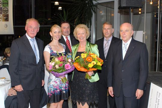 Auch Detlef Wittig, Generalbevollmächtigter der Volkswagen AG (li.), gratuliert zusammen mit den zuständigen Vertriebsleitern von Audi und Volkswagen der Familie Grünwald zum Firmenjubiläum. (Archiv: Vogel Business Media)