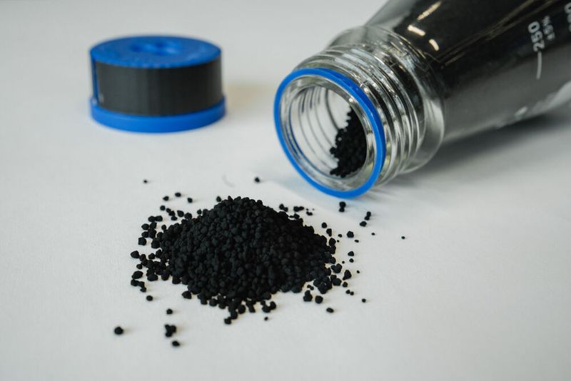 Ruß bietet großes Potenzial auf dem Weg zu nachhaltigeren Reifen. (Bild: Continental)