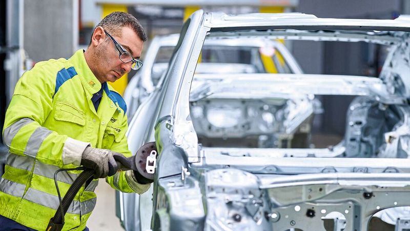 Die deutsche Automobilindustrie steht weiterhin bei Umsatz und Gewinn unter Druck.(Bild:  Rainer Haeckl/BMW)