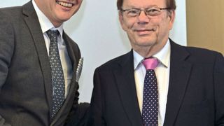 ASA-Präsident Frank Beaujean (li.) bedankt sich bei „Mr. Werkstattausrüstung“ für seine langjährige Verbandsarbeit. (Bild: ASA)