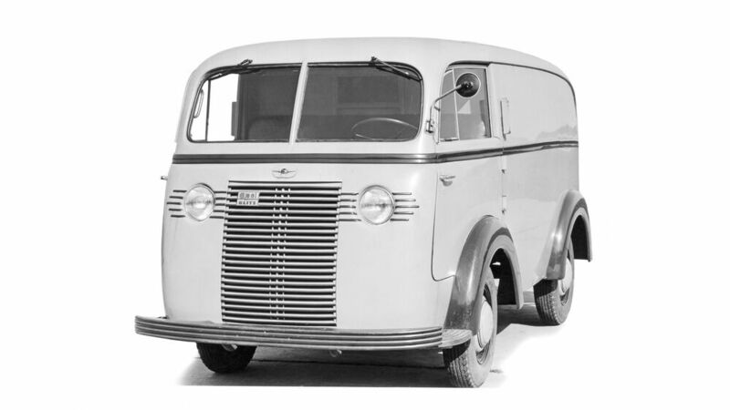 Bei einer Auktion wurden acht unbekannte Fotos eines Opel-Lieferwagens aus den 1930er-Jahren entdeckt.
